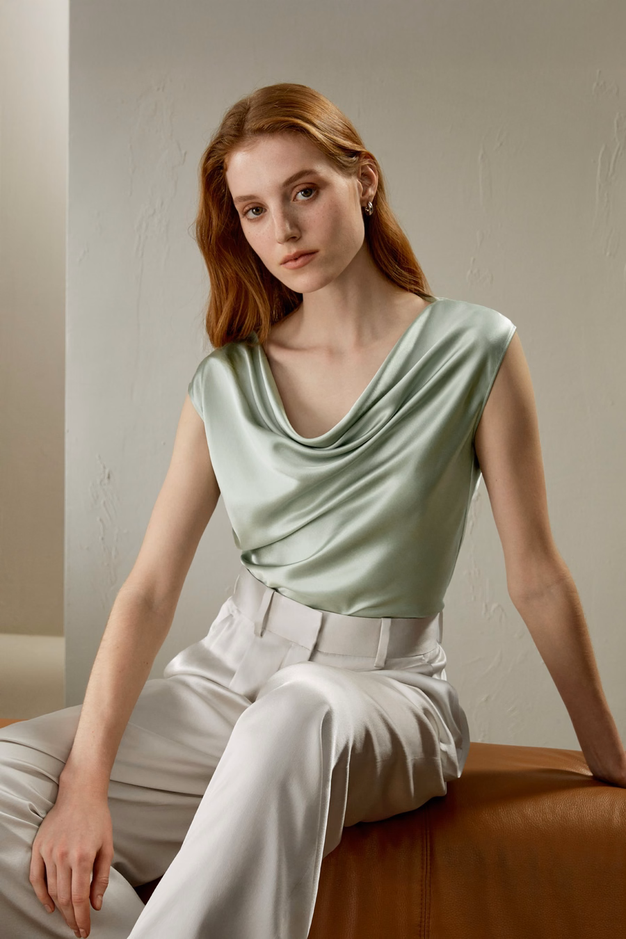 Top de seda charmeuse con escote en cowl