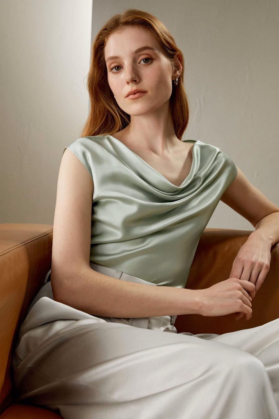 Top de seda charmeuse con escote en cowl