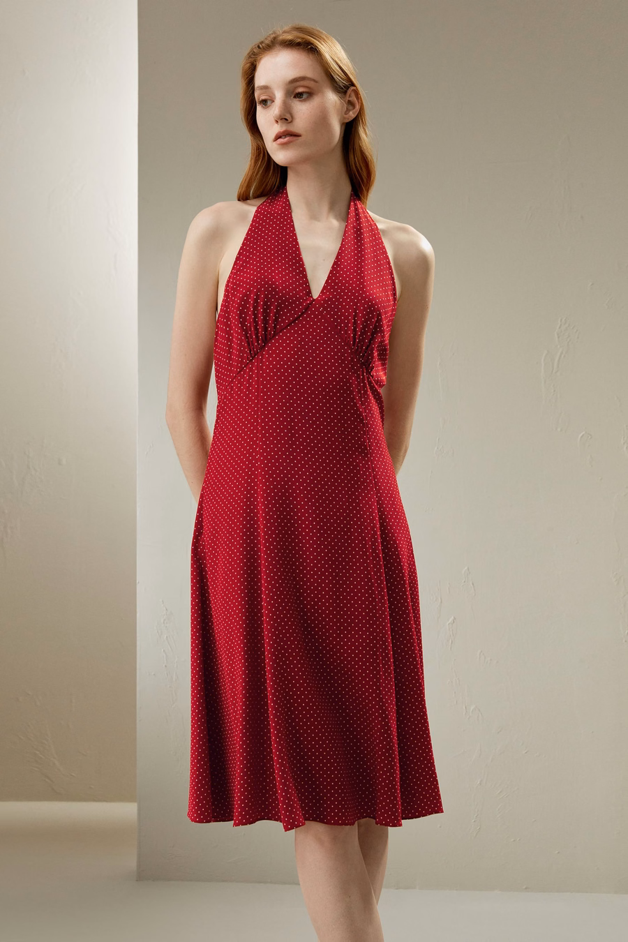 Vestido de seda con cuello halter de lunares