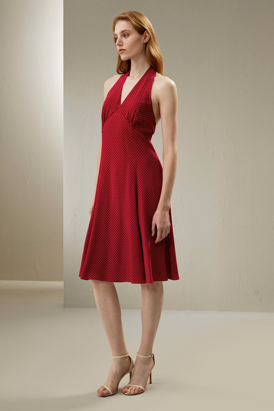 Vestido de seda con cuello halter de lunares