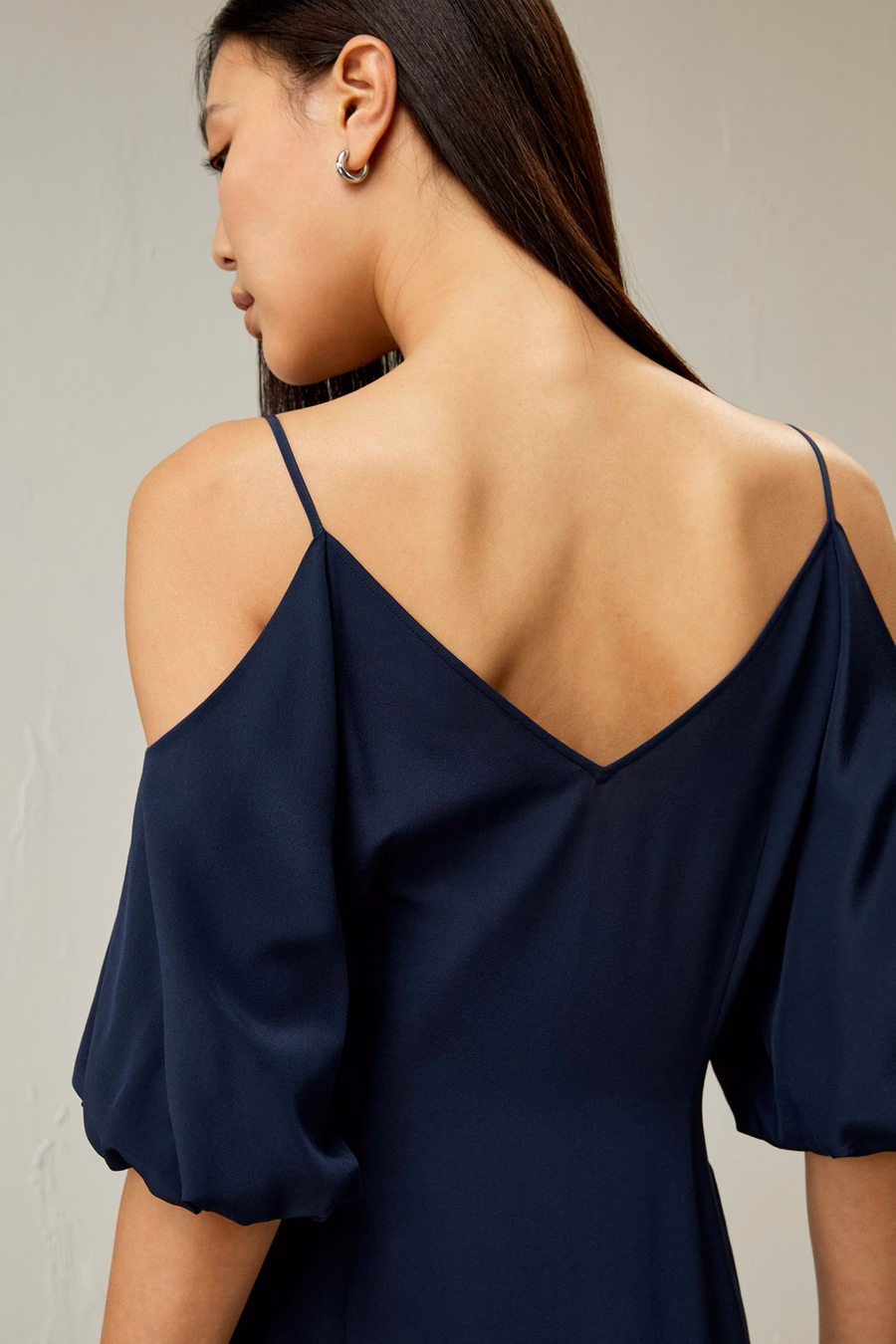 Vestido de seda Cold Shoulder