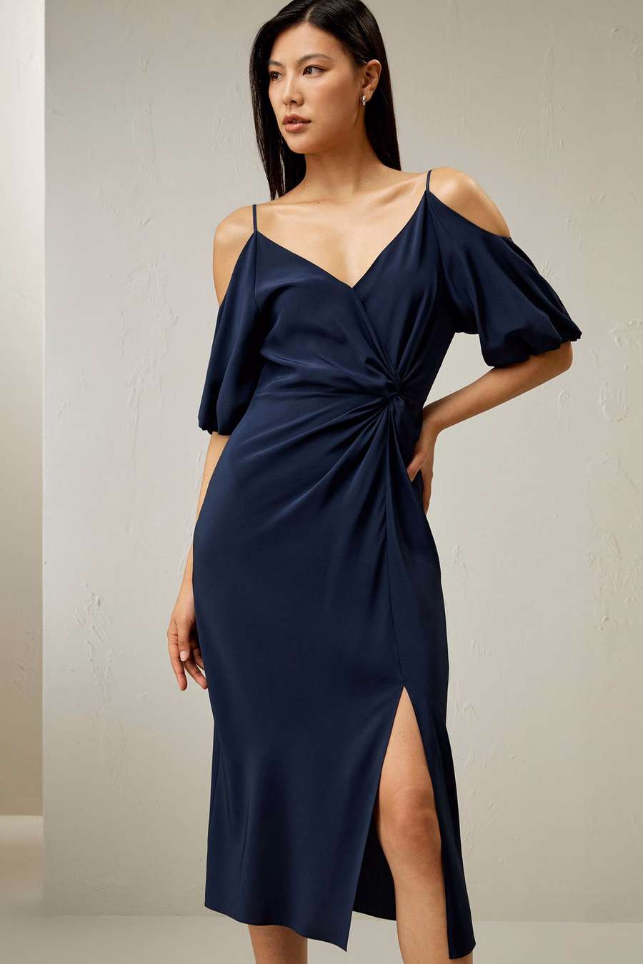 Vestido de seda Cold Shoulder