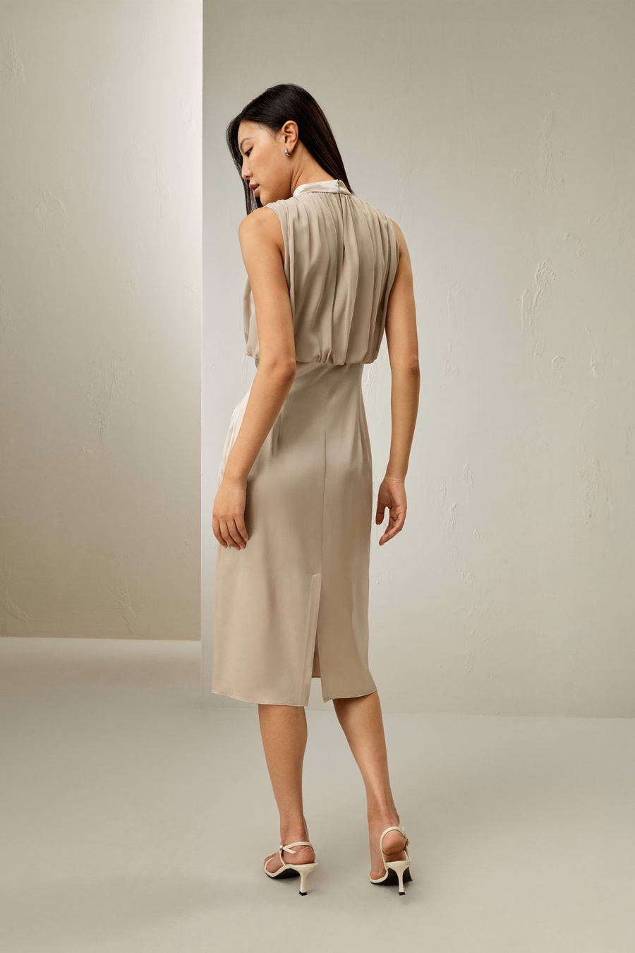 Vestido de seda midi sin mangas plisado