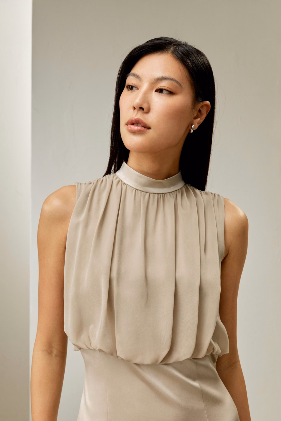 Vestido de seda midi sin mangas plisado