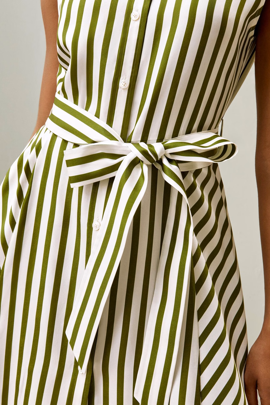 Vestido sin mangas de seda a rayas