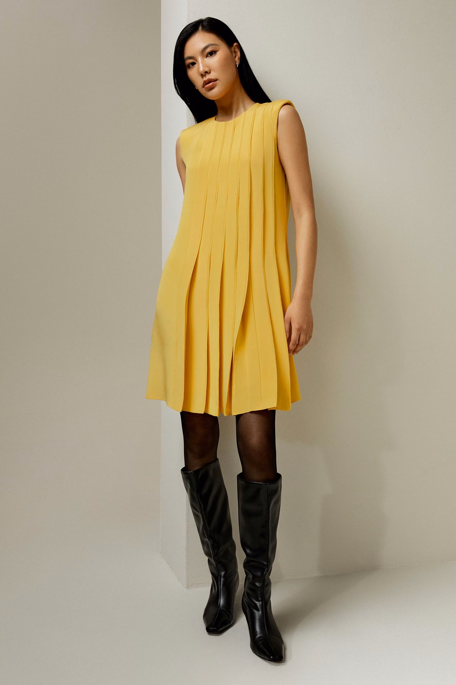 vestido de seda sin mangas con plisado tipo acordeón