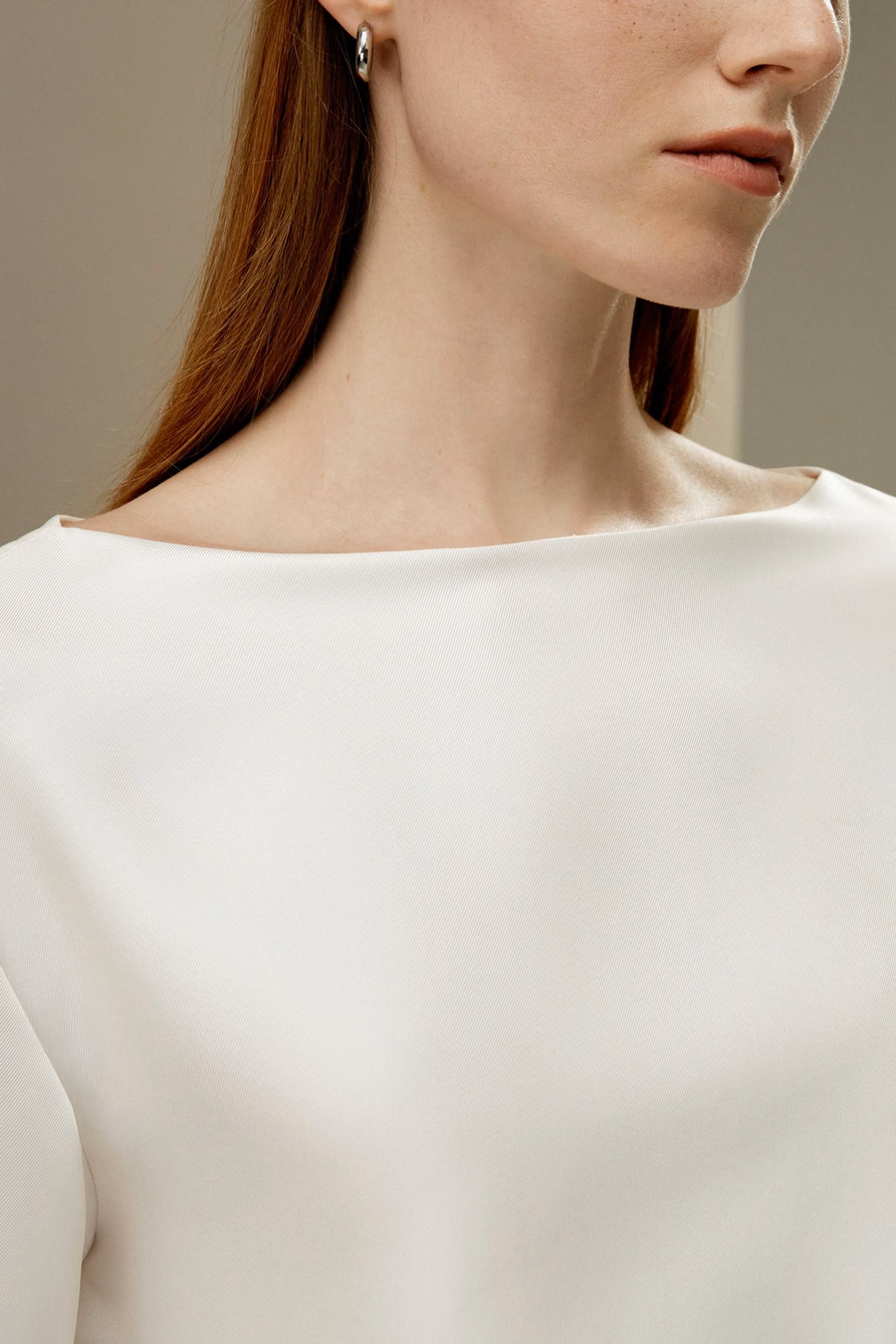 Blusa de seda twill con escote barco