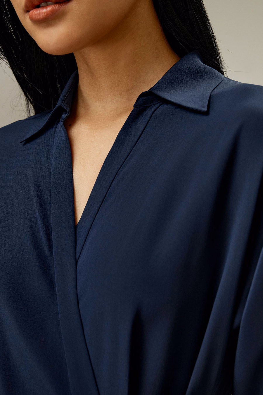 Vestido envolvente con lazo delantero