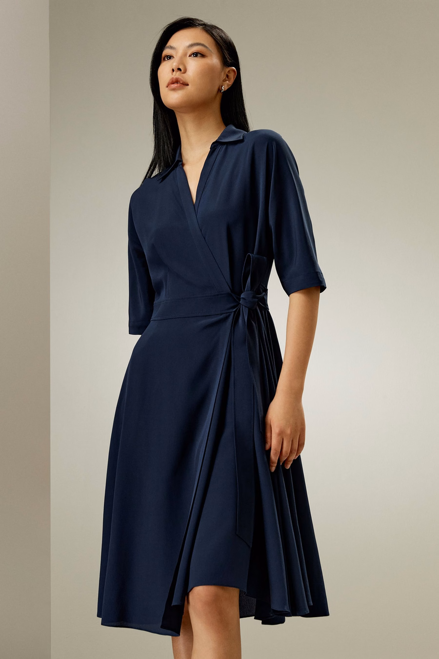 Vestido envolvente con lazo delantero