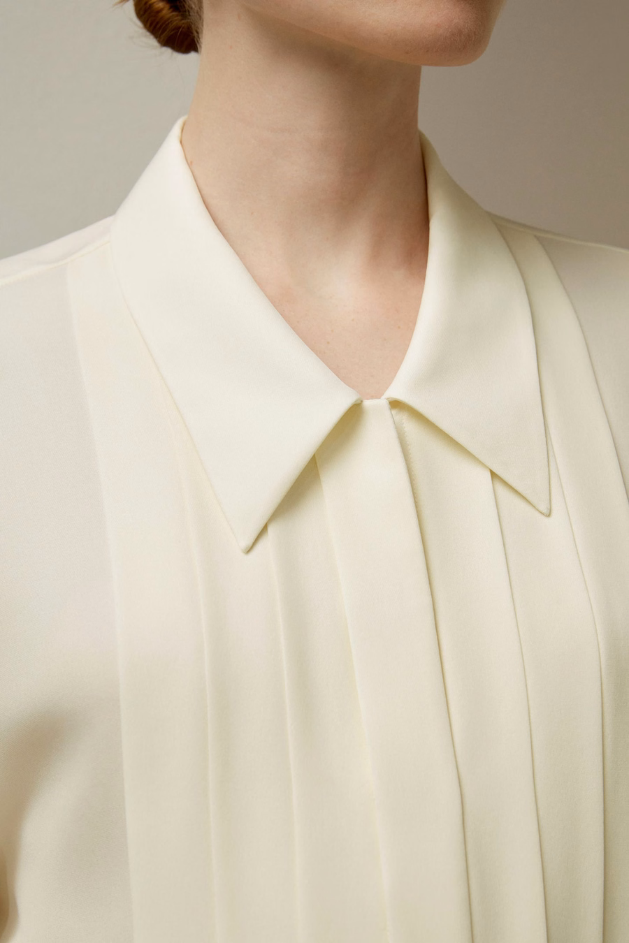 Blusa de seda con cuello puntiagudo plisado