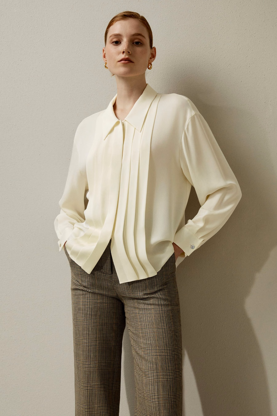 Blusa de seda con cuello puntiagudo plisado