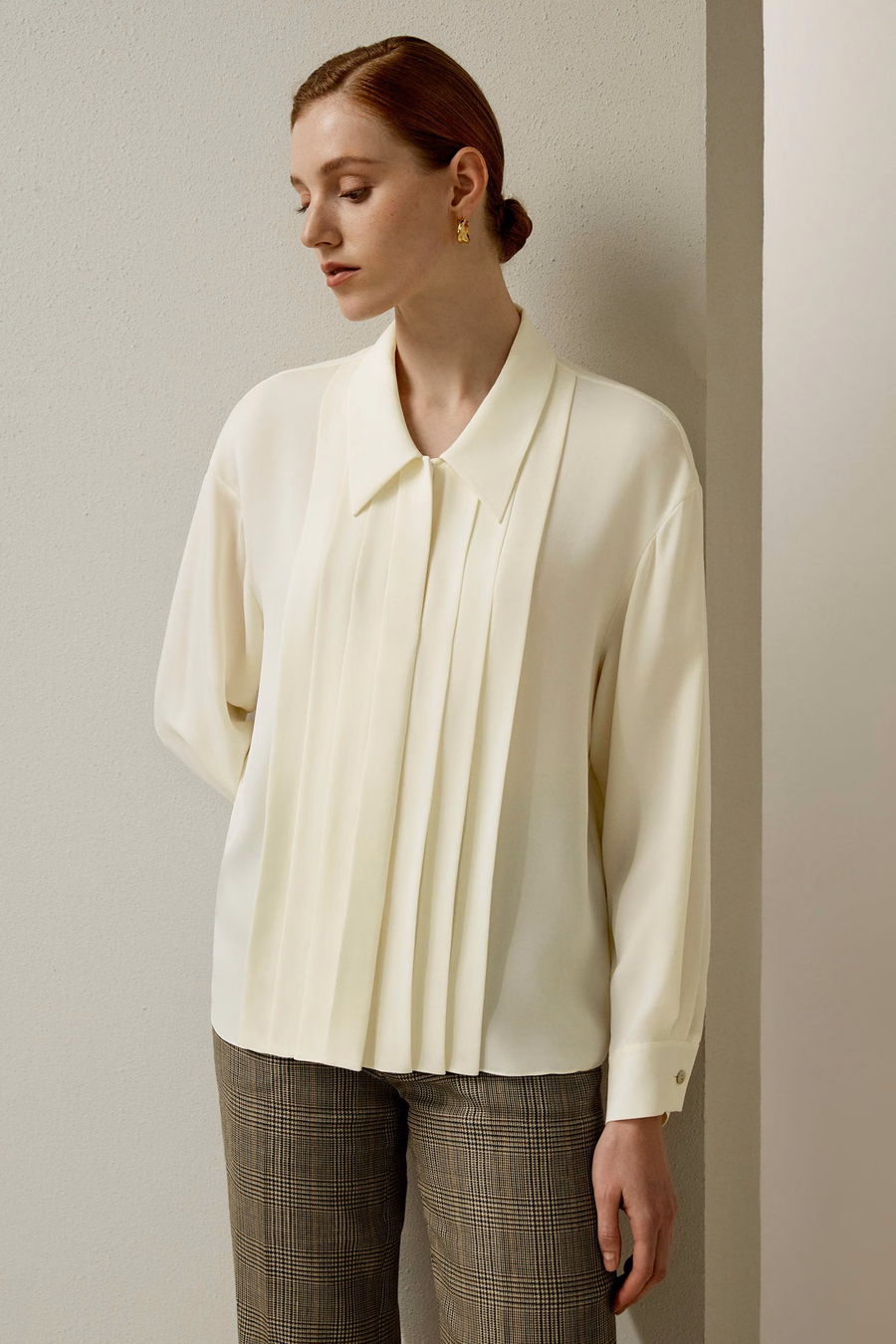 Blusa de seda con cuello puntiagudo plisado