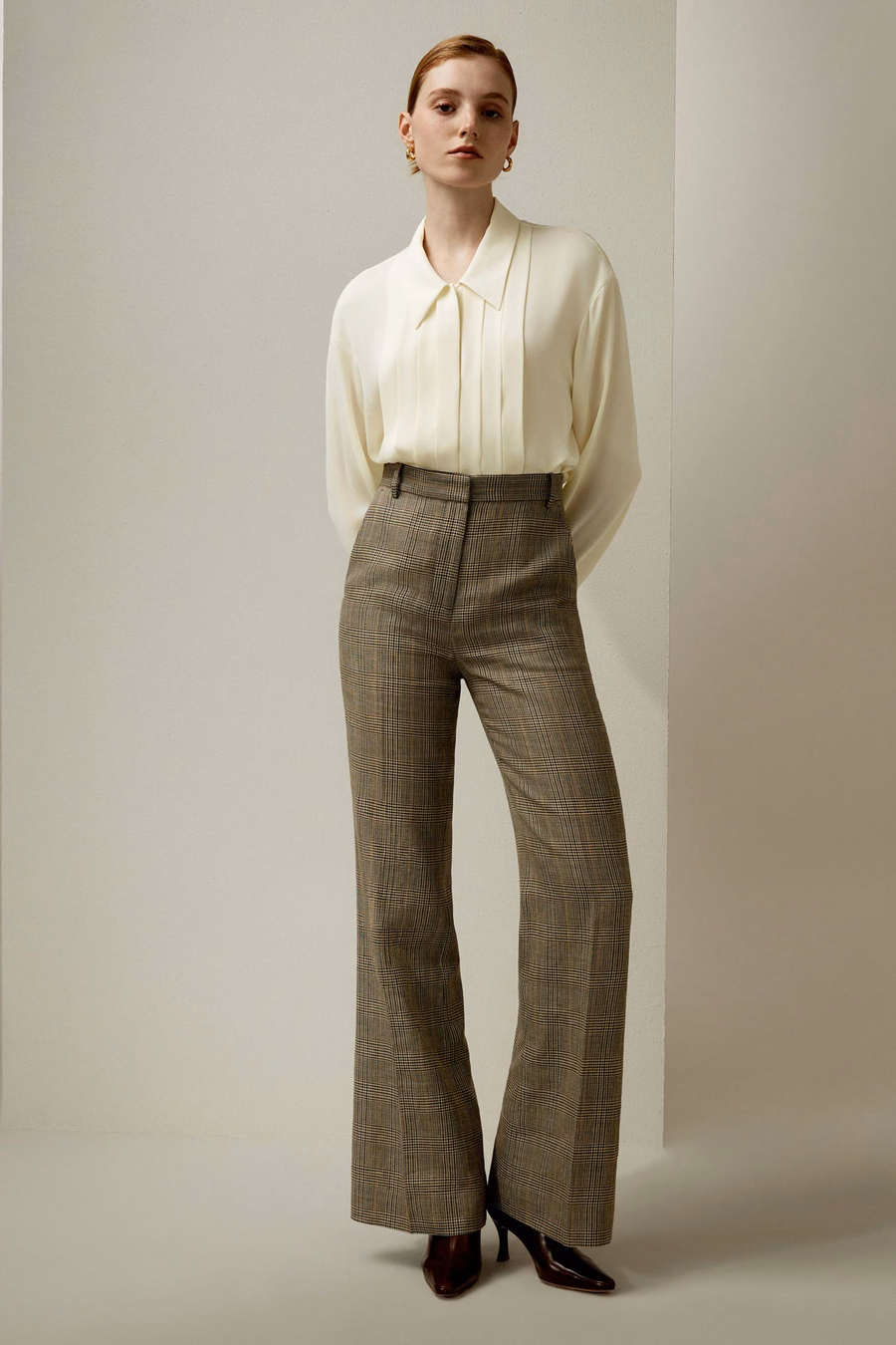 Blusa de seda con cuello puntiagudo plisado