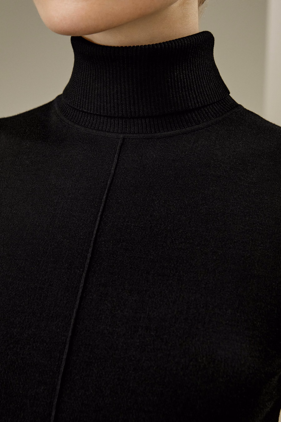 top sin mangas de seda de punto con cuello alto