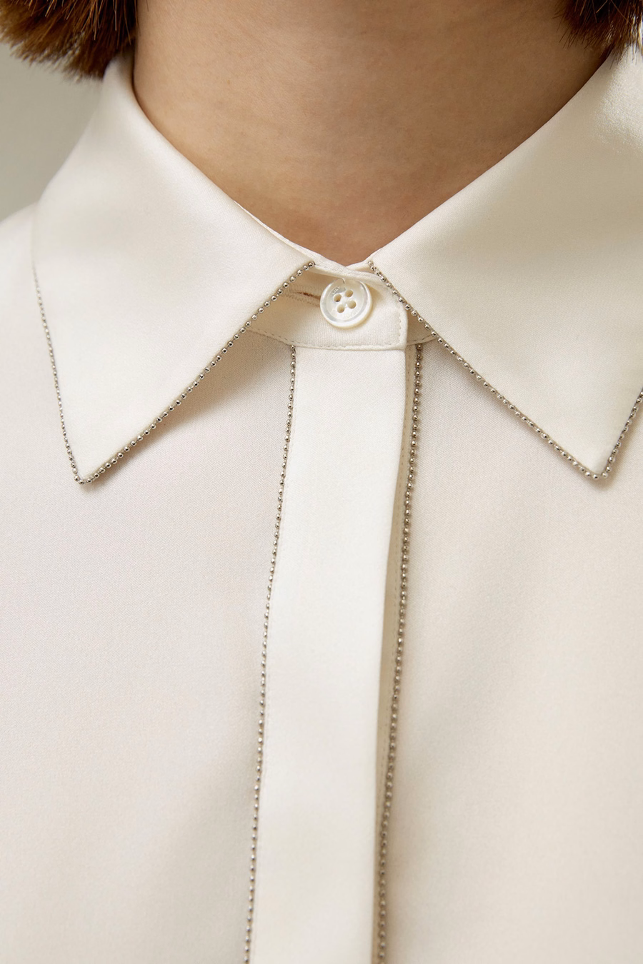 Camisa de Seda con Cadena de Perlas