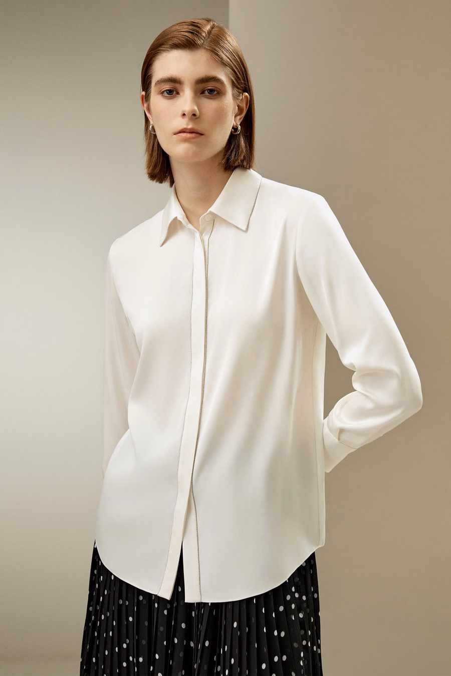 Camisa de Seda con Cadena de Perlas