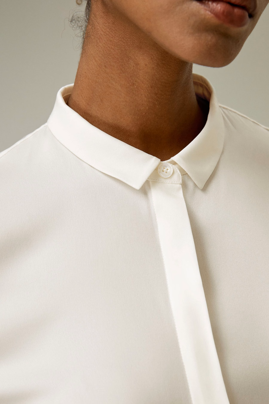 Camisa de seda con cuello clásico