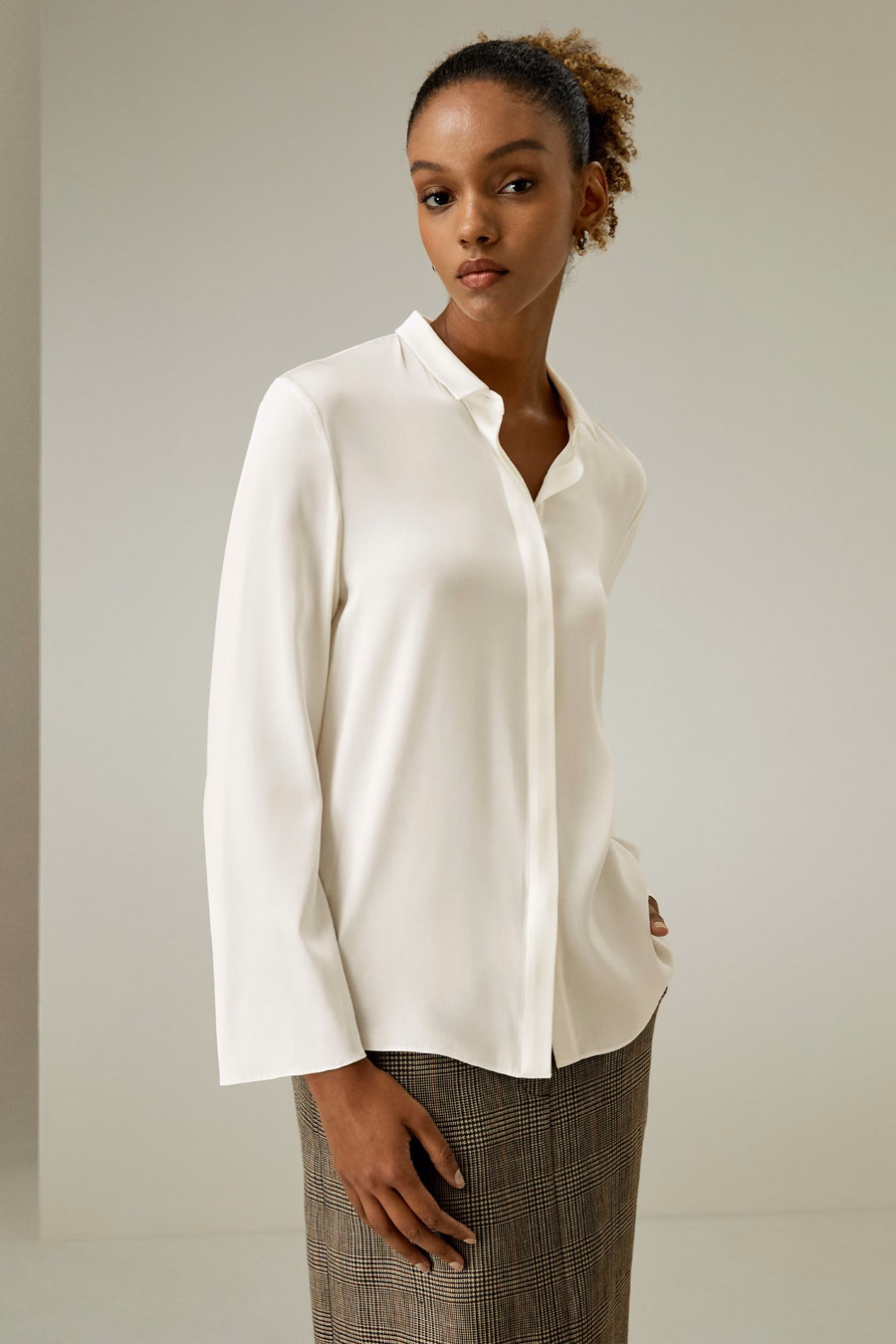Camisa de seda con cuello clásico