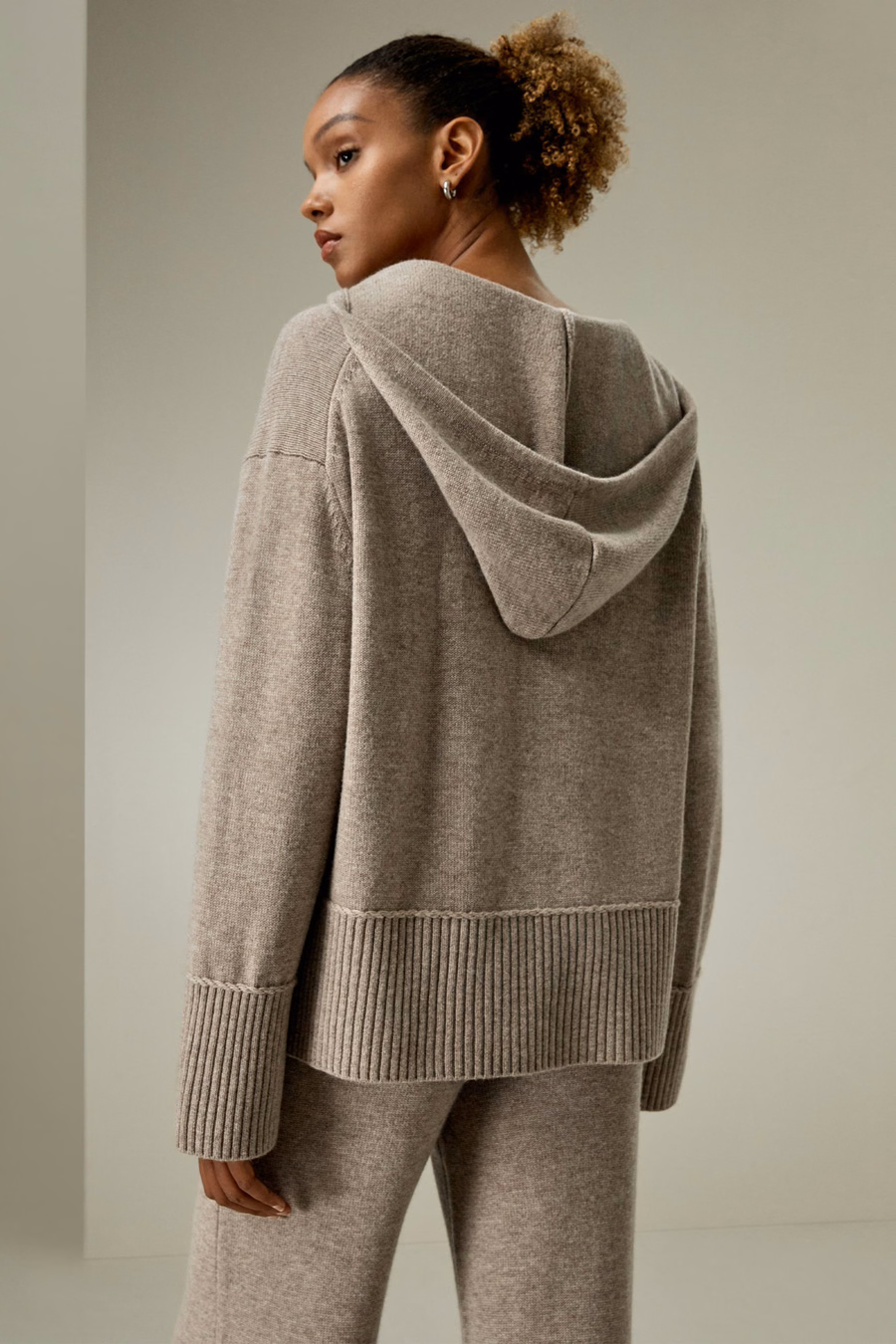 Sudadera con capucha de mezcla de lana y cachemira con cuello en V