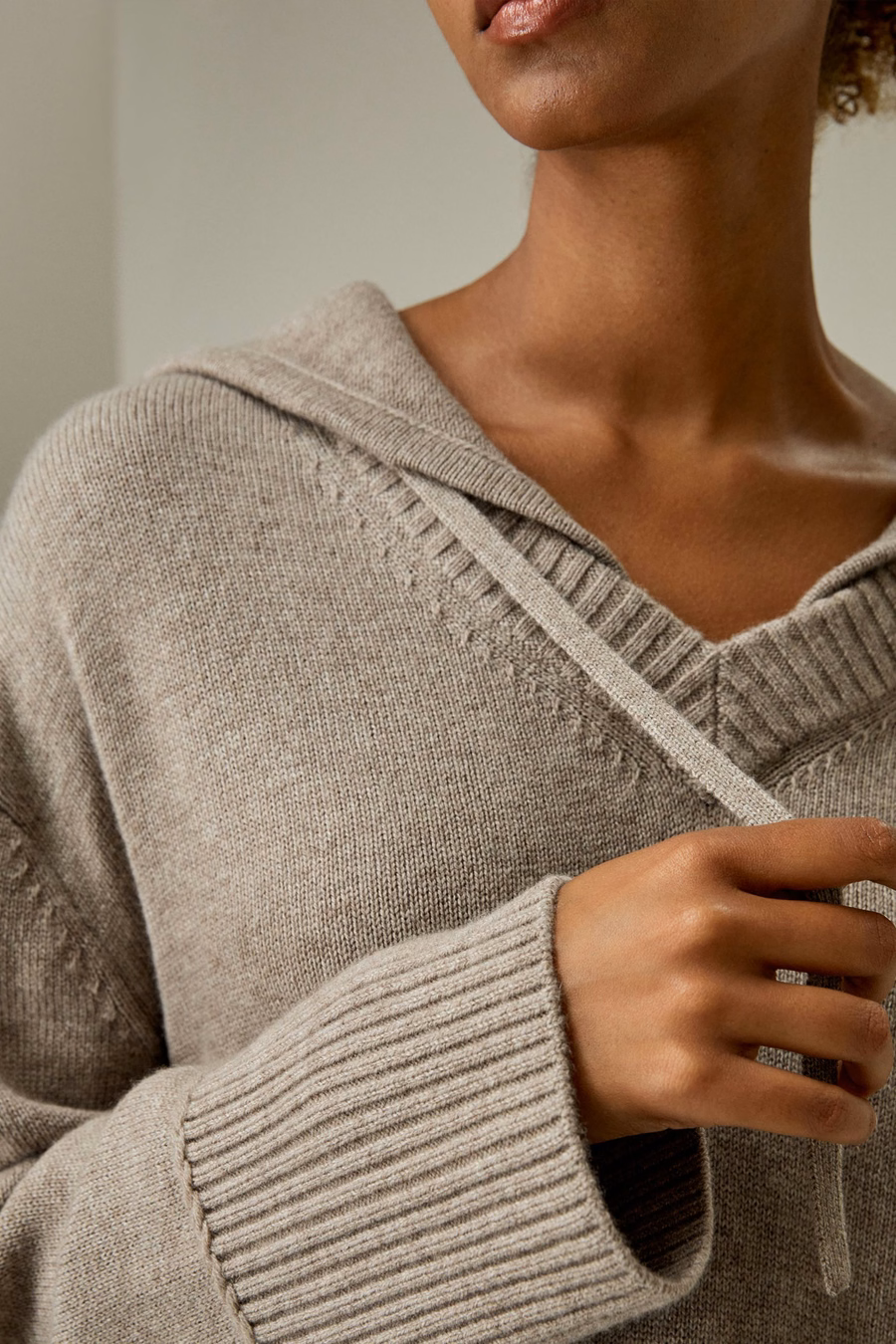 Sudadera con capucha de mezcla de lana y cachemira con cuello en V