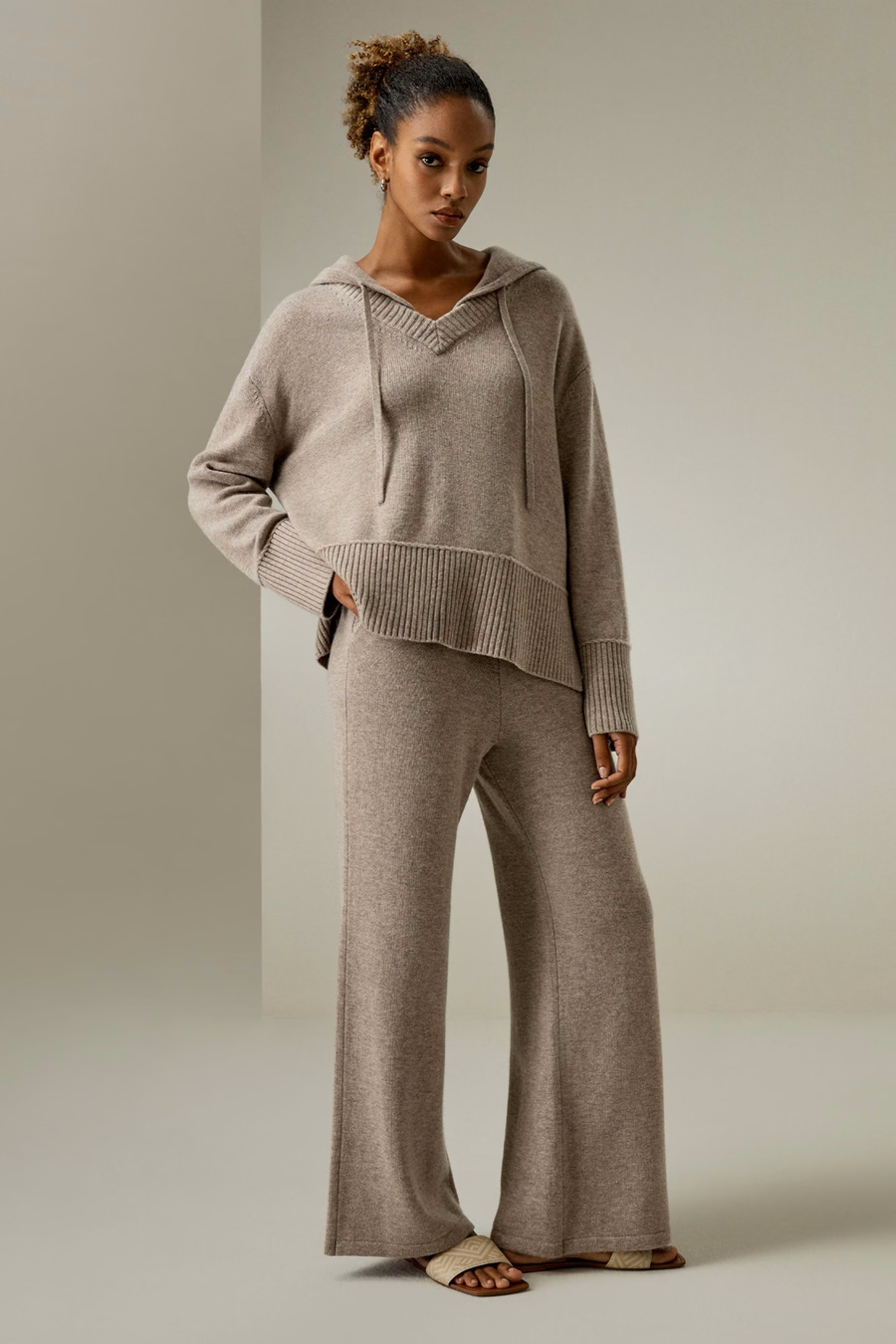 Sudadera con capucha de mezcla de lana y cachemira con cuello en V
