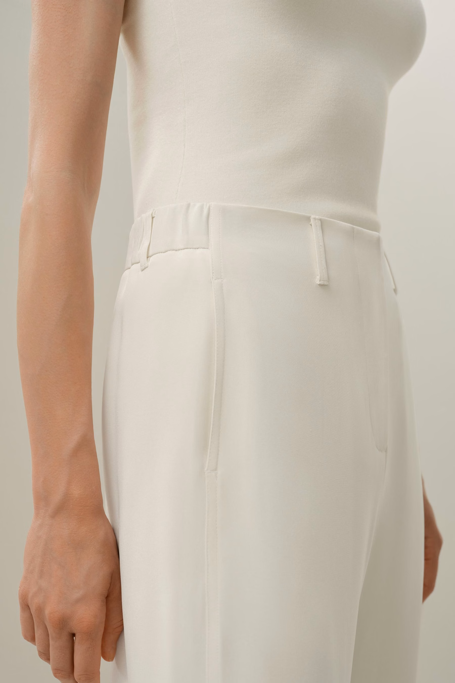 Pantalones de crepé de seda con costura curva