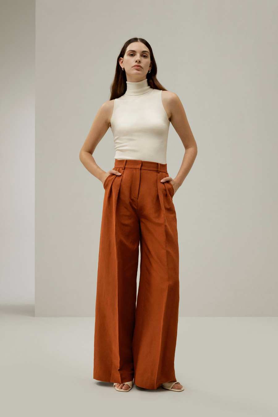 Pantalones de mezcla de seda y lino con pliegues frontales