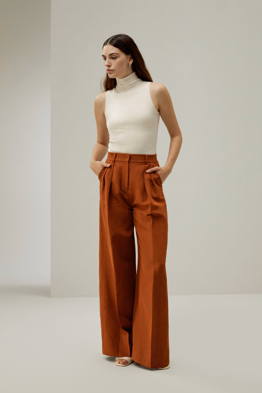 Pantalones de mezcla de seda y lino con pliegues frontales