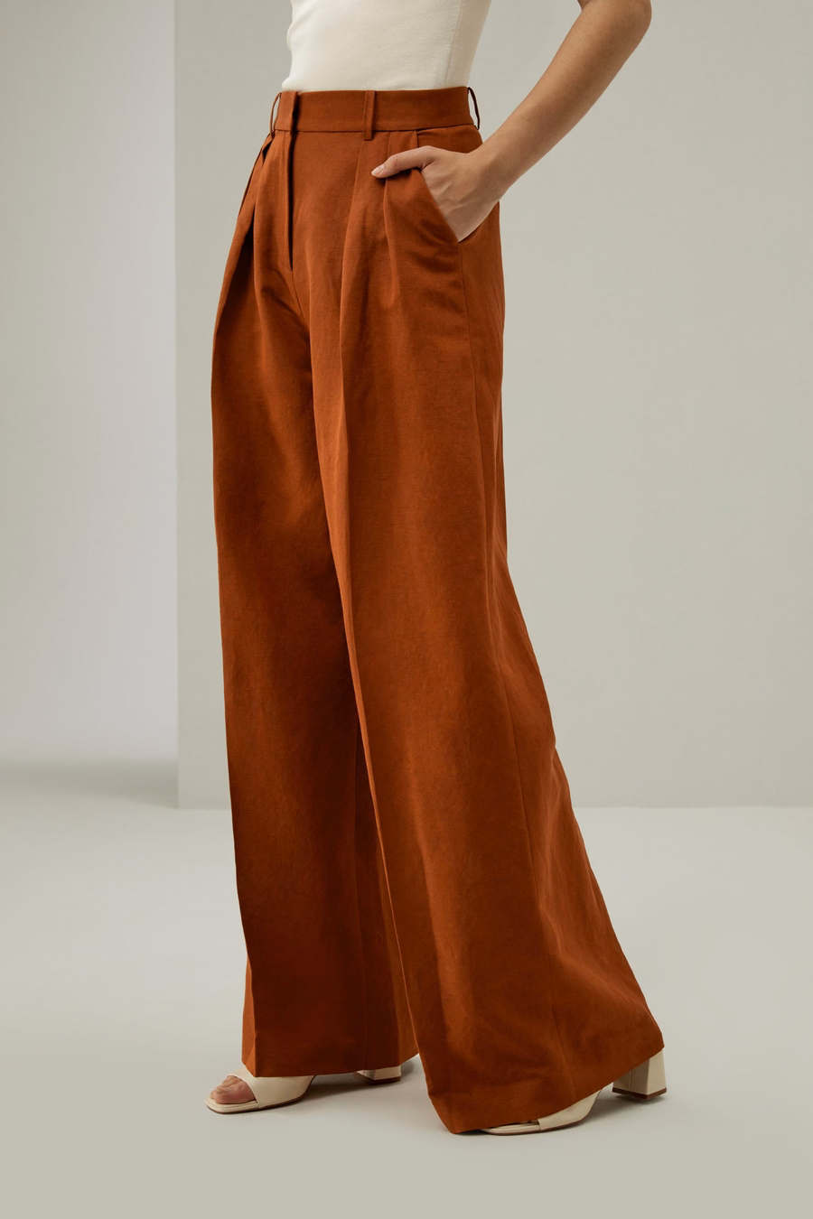Pantalones de mezcla de seda y lino con pliegues frontales