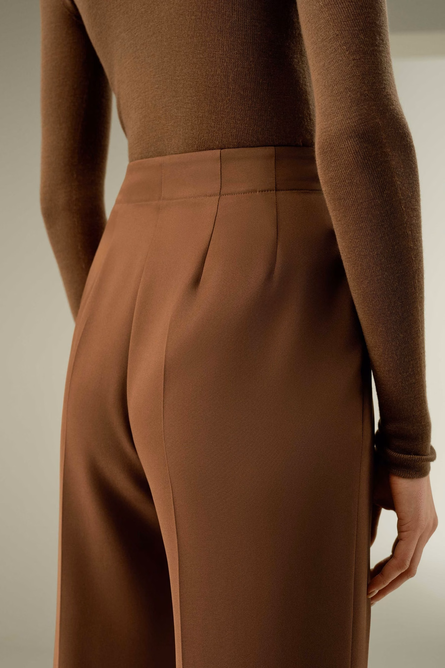 pantalón de seda crêpe minimalista
