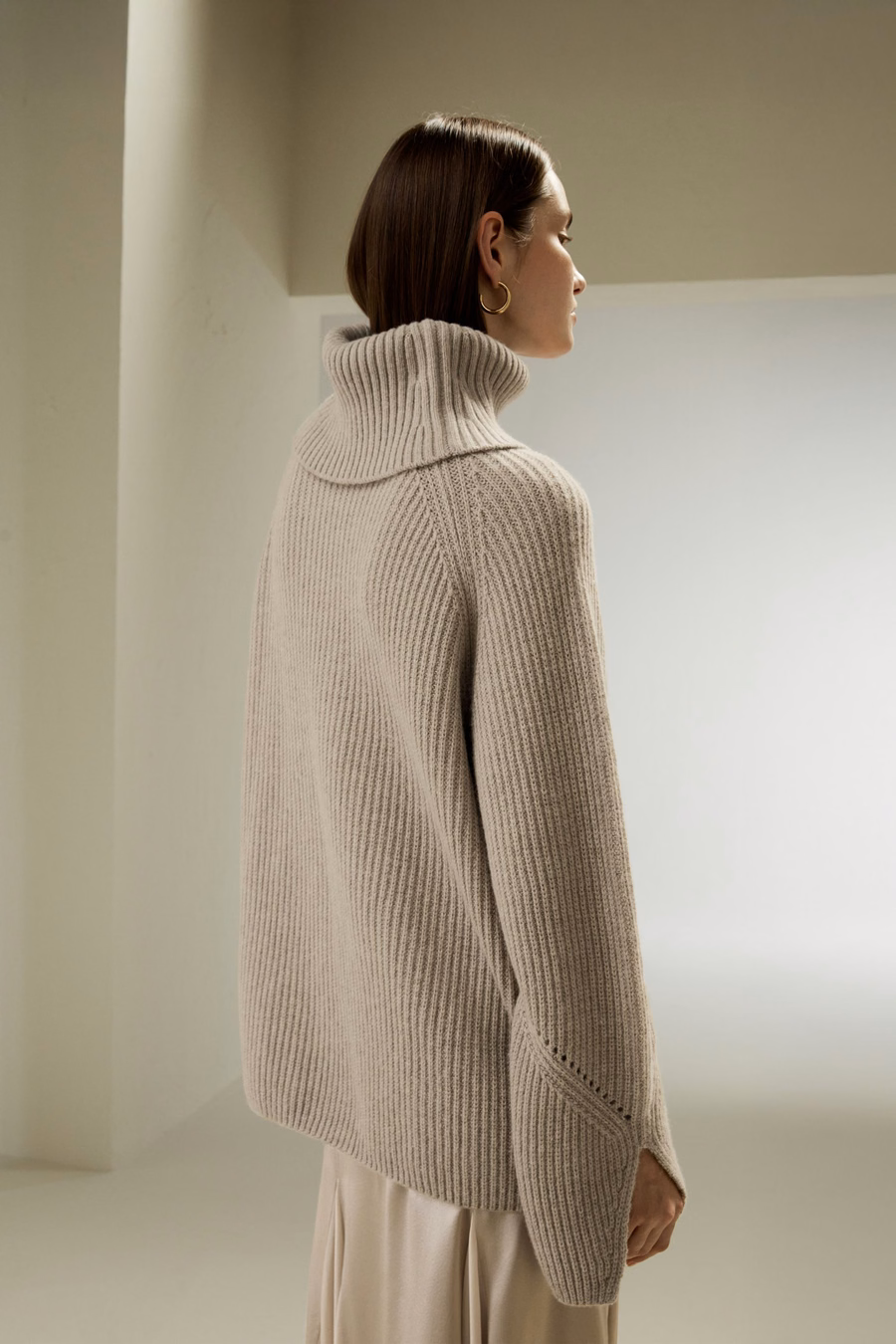 Suéter de lana merino oversized con mangas con abertura