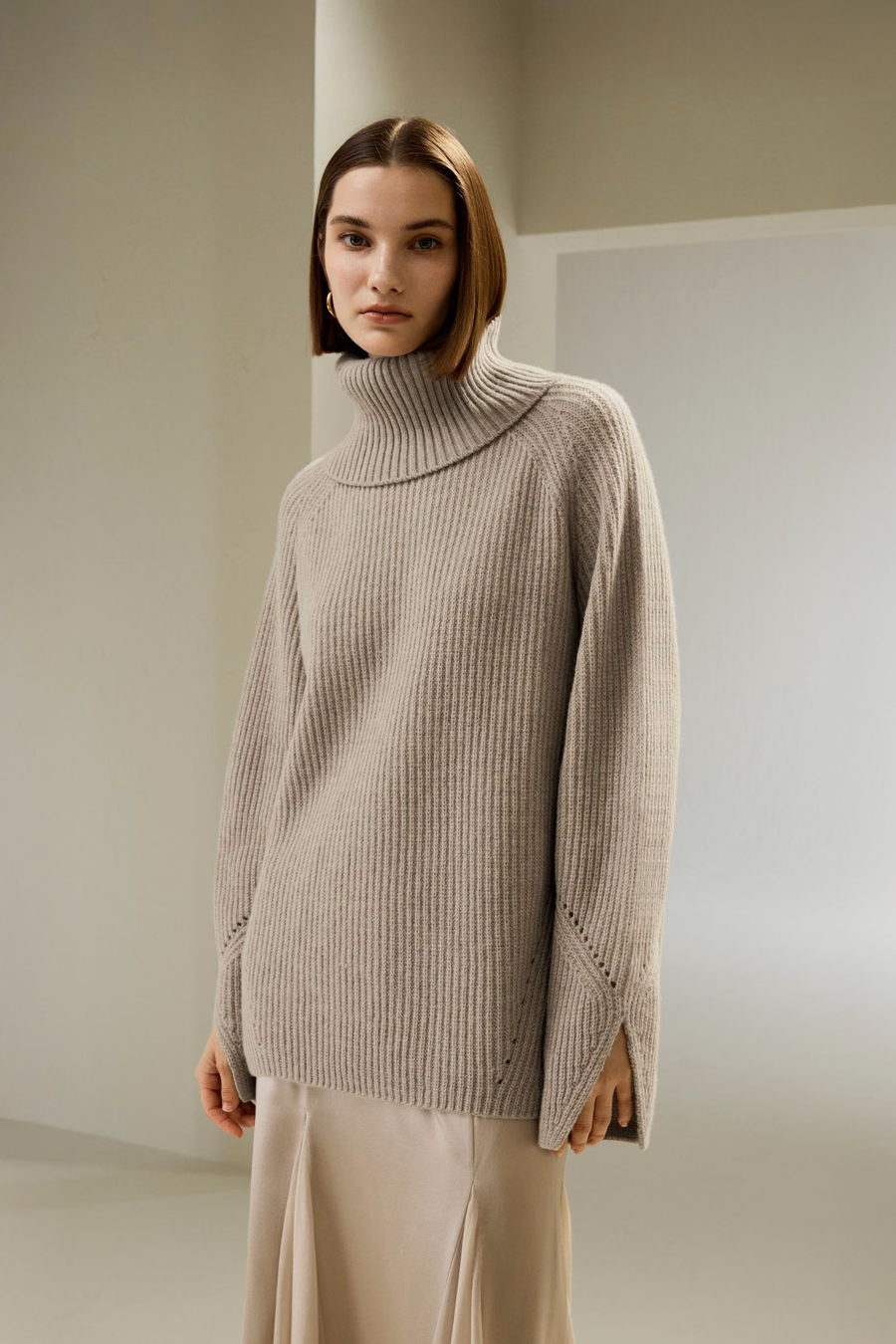 Suéter de lana merino oversized con mangas con abertura