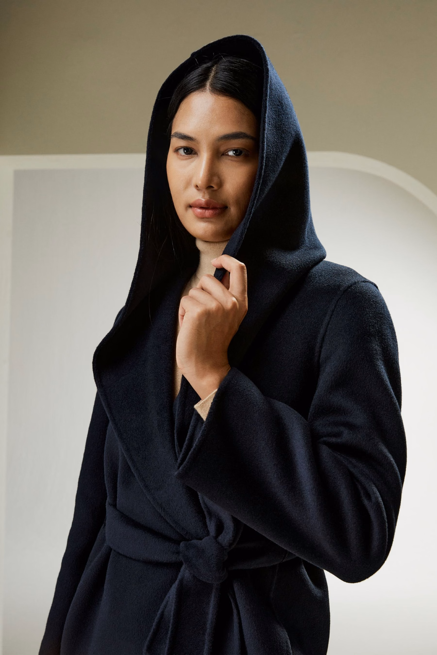 Abrigo corto con capucha y cinturón de mezcla de cachemira y lana