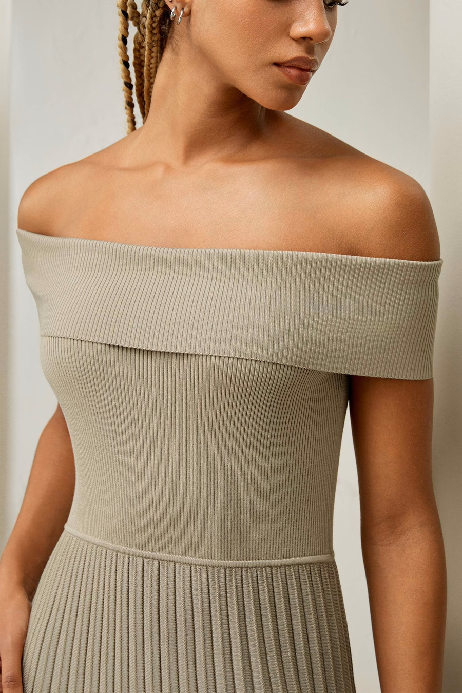 Vestido híbrido plisado sin hombros