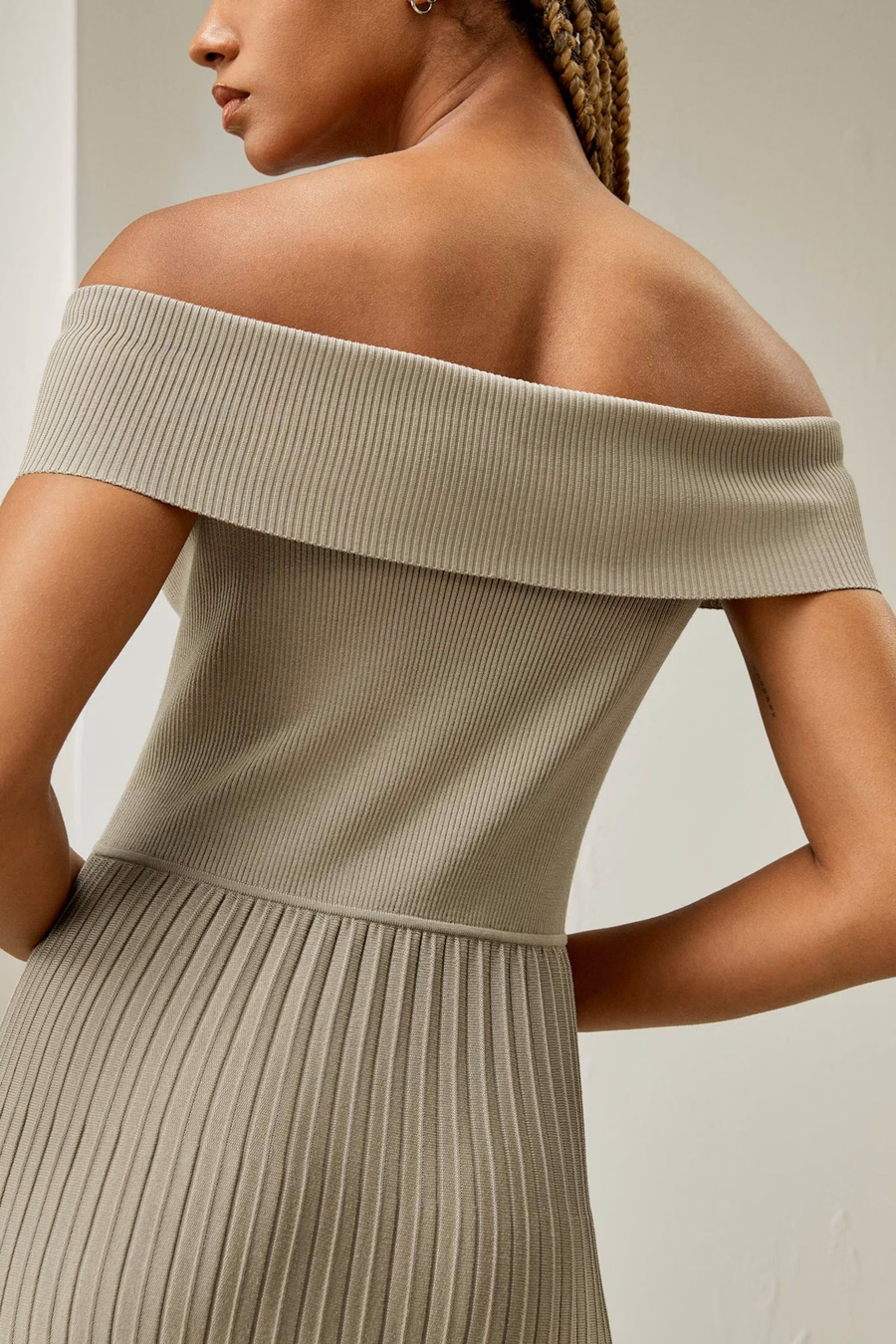 Vestido híbrido plisado sin hombros