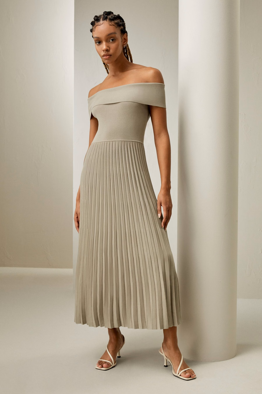 Vestido híbrido plisado sin hombros