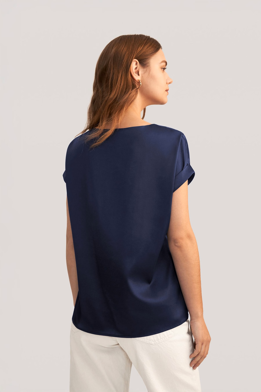 Camiseta de seda con cuello redondo y mangas cortas