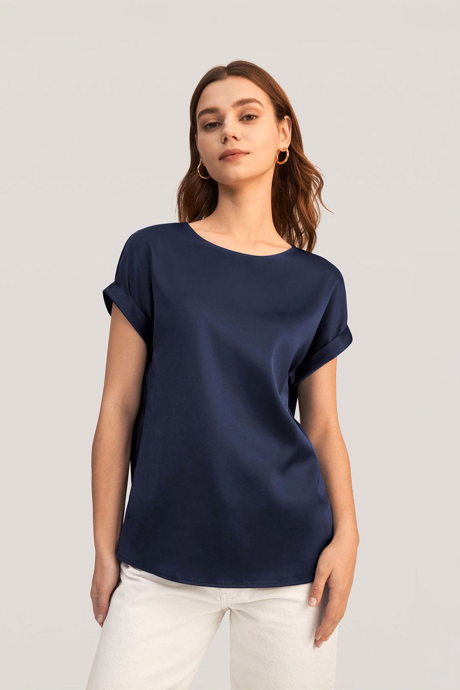 Camiseta de seda con cuello redondo y mangas cortas