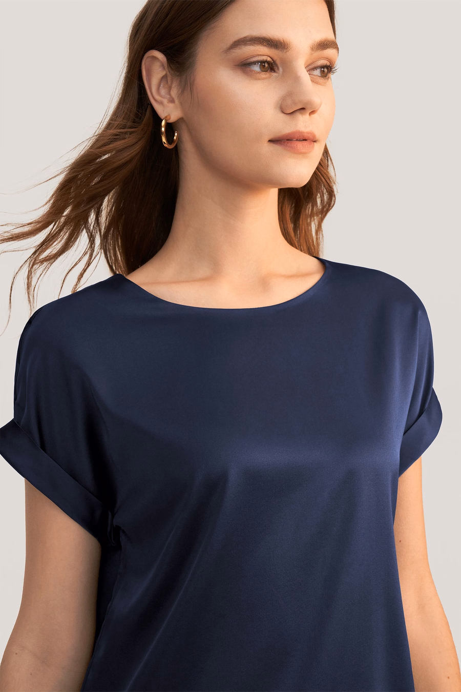 Camiseta de seda con cuello redondo y mangas cortas