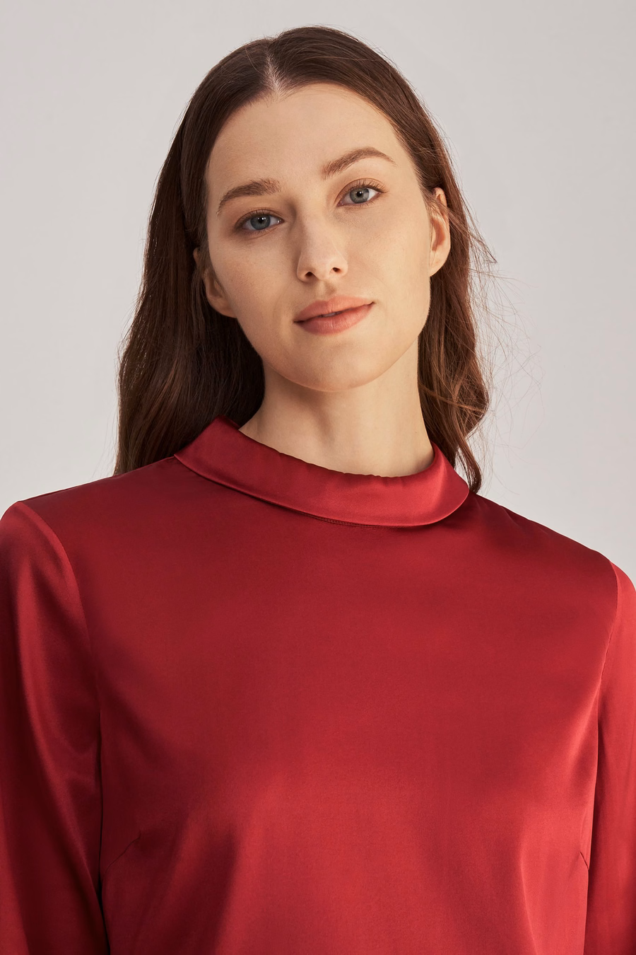 Blusa de seda de manga larga con cuello alto