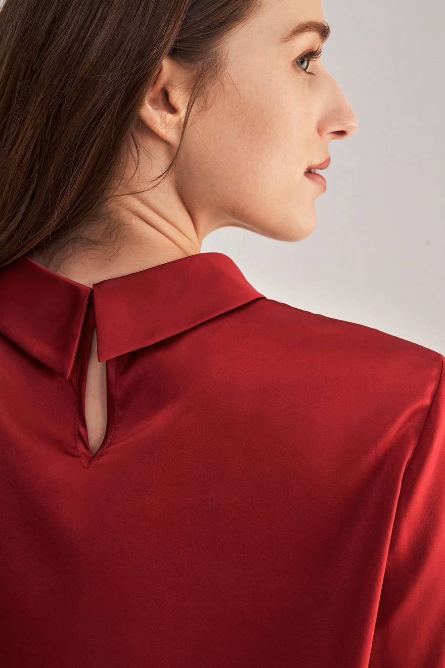 Blusa de seda de manga larga con cuello alto