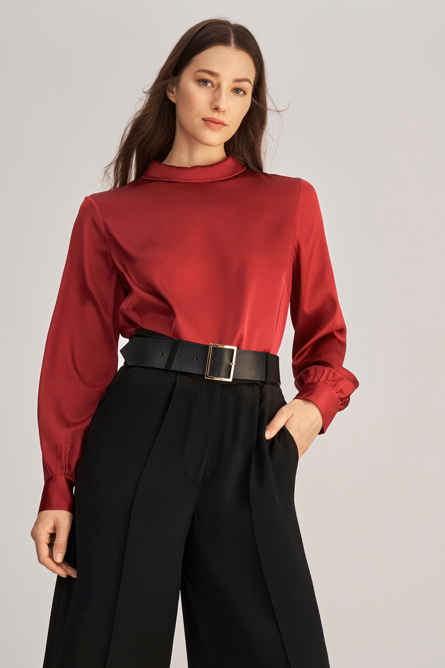 Blusa de seda de manga larga con cuello alto