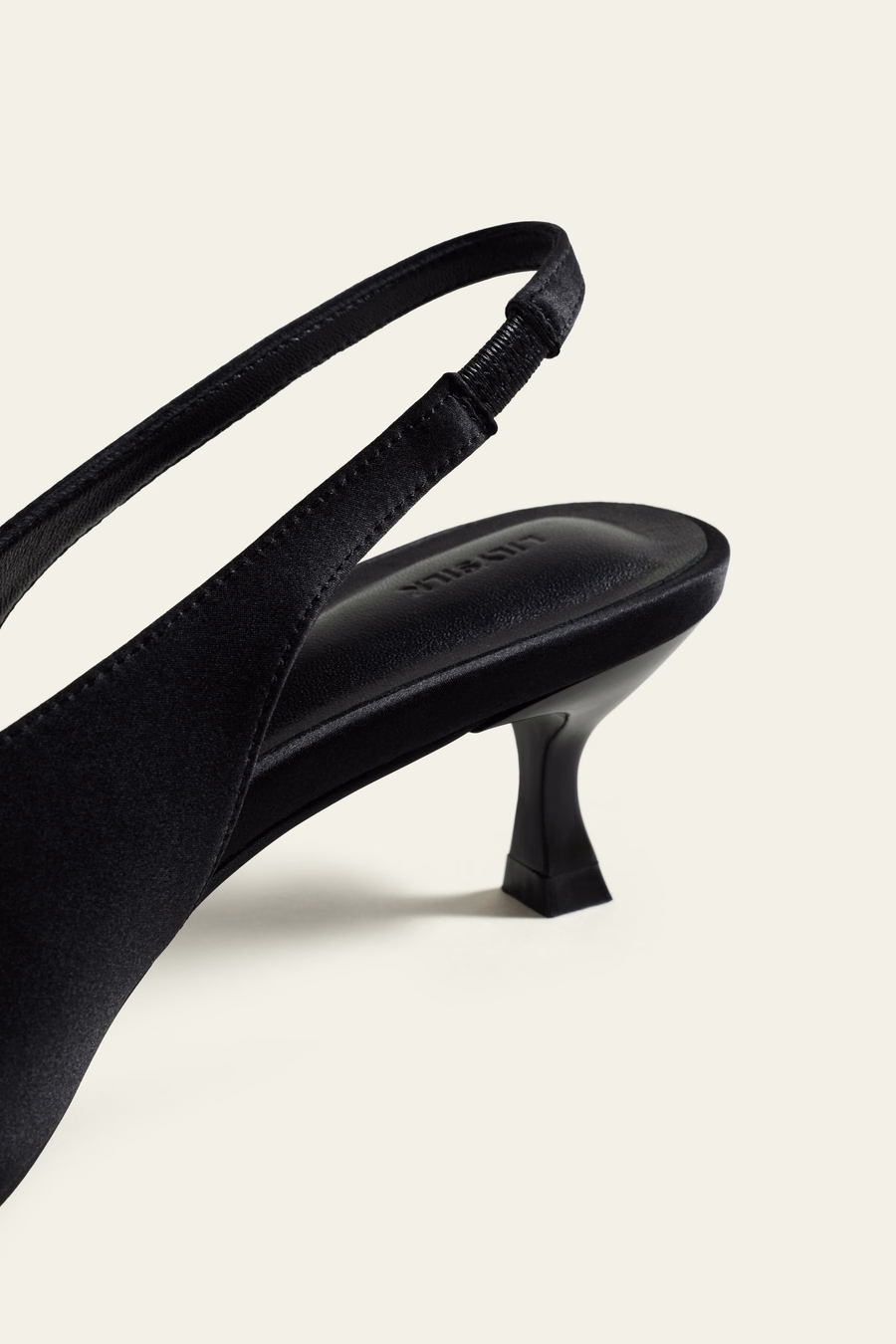 Zapato de tacón con punta en charmois de seda