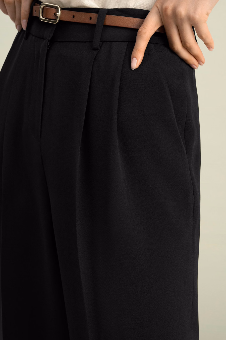 Pantalones de seda densos de pierna ancha con pliegues atemporales