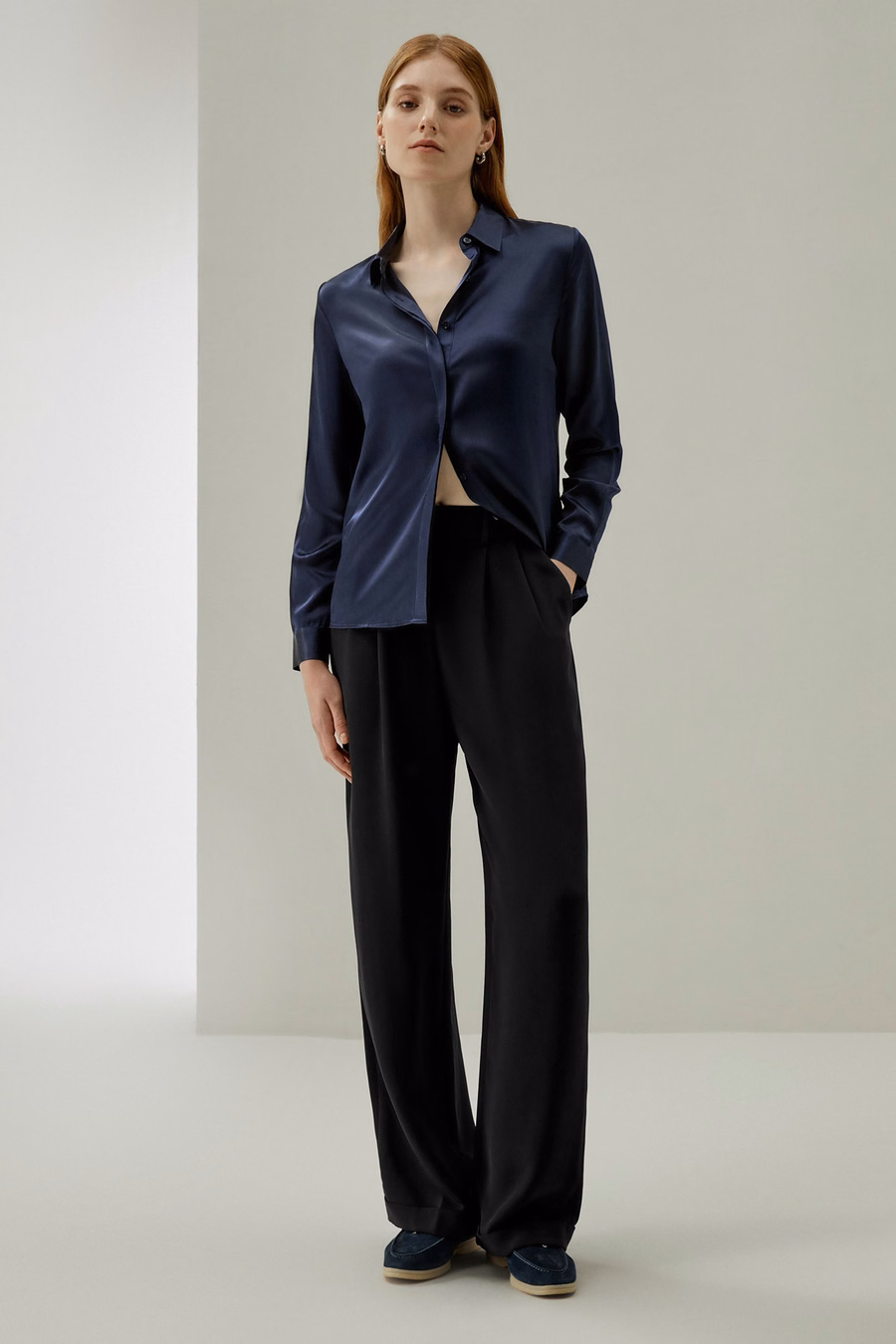 Pantalones de seda densos de pierna ancha con pliegues atemporales