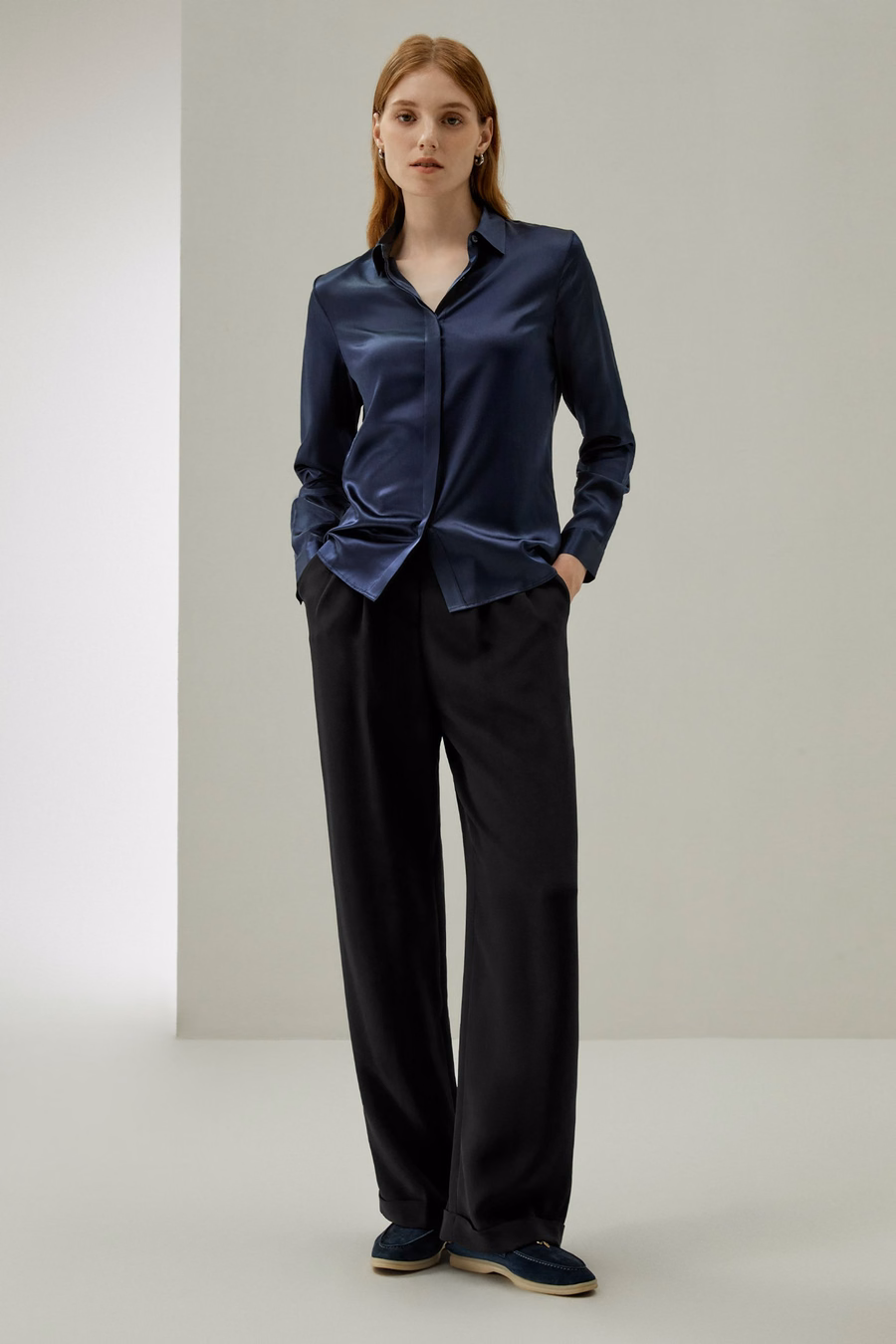 Pantalones de seda densos de pierna ancha con pliegues atemporales