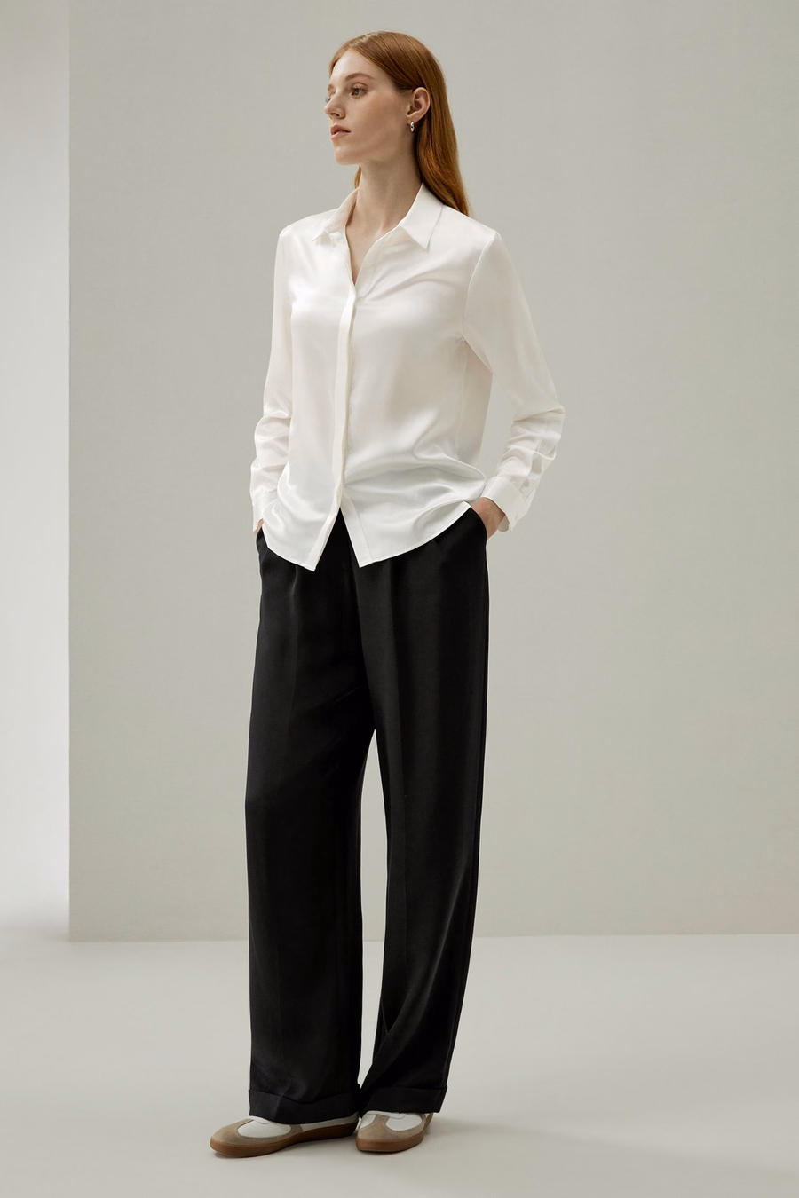 Pantalones de seda densos de pierna ancha con pliegues atemporales
