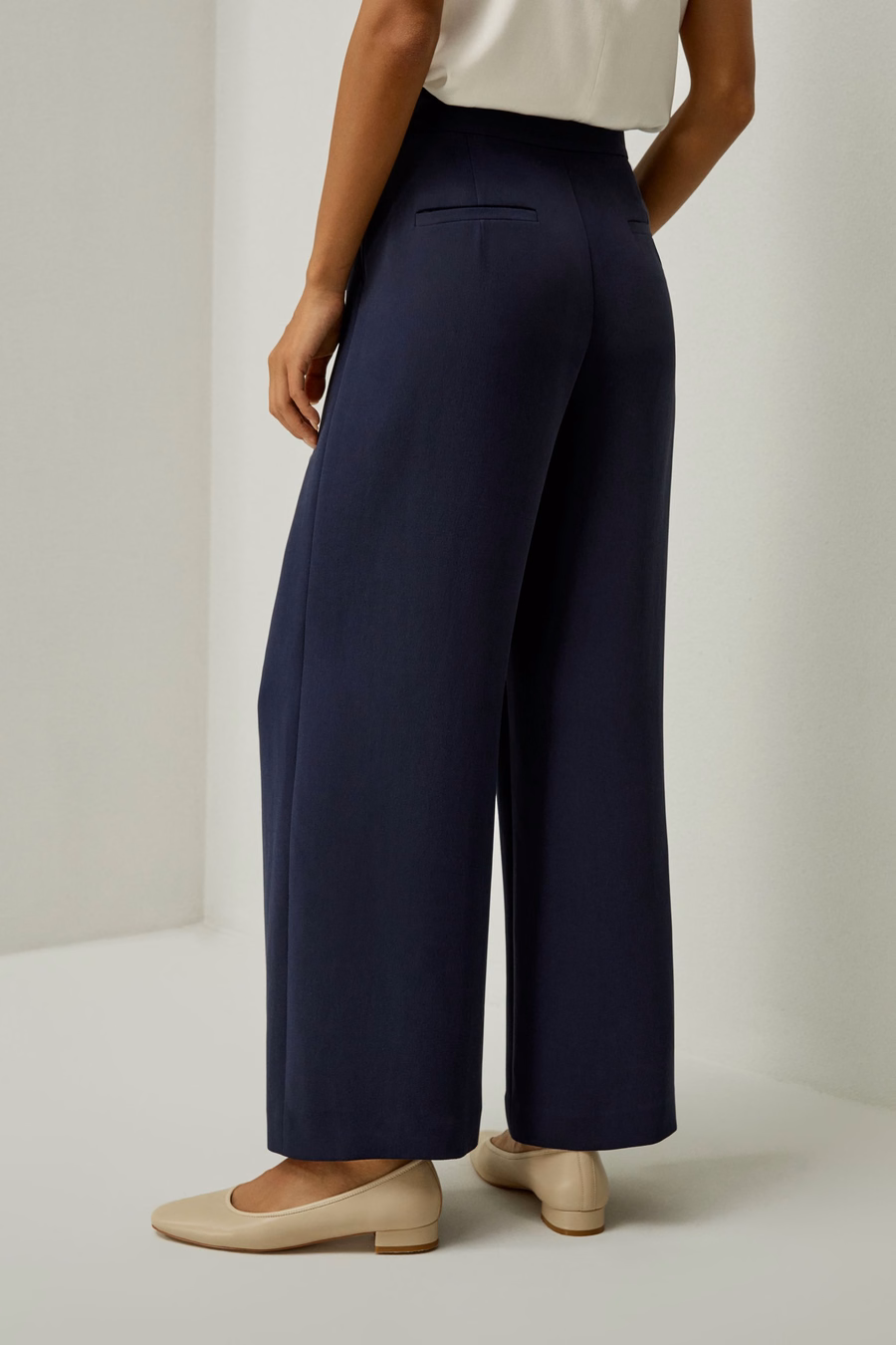 Pantalón de pierna ancha de seda ajustado con tiro medio