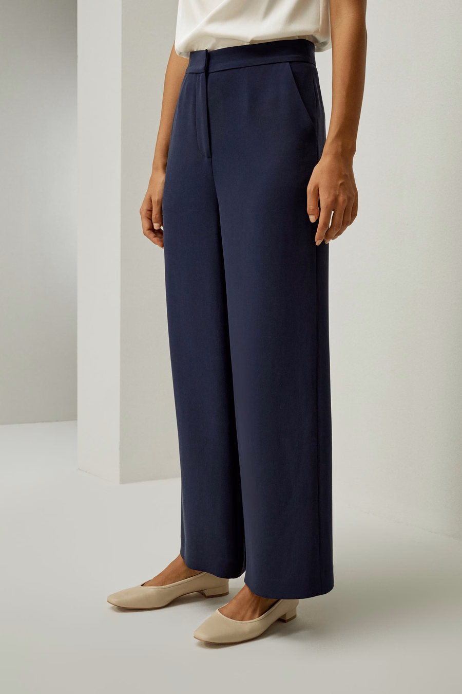 Pantalón de pierna ancha de seda ajustado con tiro medio