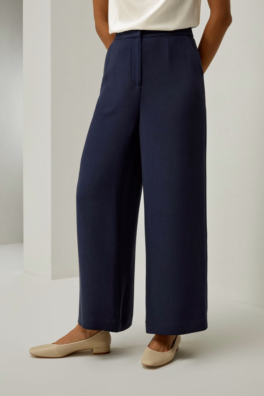 Pantalón de pierna ancha de seda ajustado con tiro medio